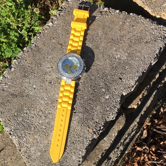 Brand new watch✨💛 - Picture 1 of 2